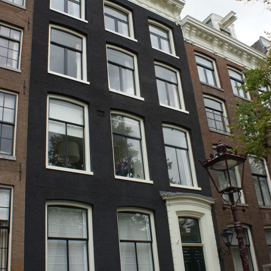 Pand met gevel onder triglyfenlijst met consoles