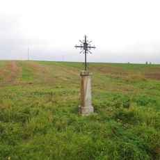 Kříž u pomníku severně od Lštění