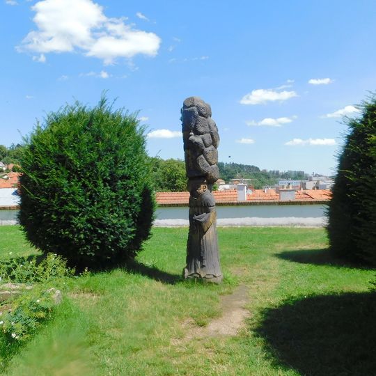 Socha Mnicha v zahradě u baziliky v Třebíči