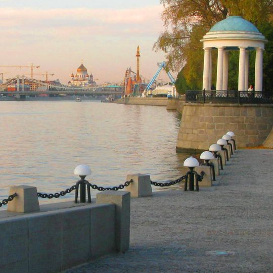 Гранитная набережная Москва-реки