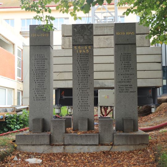 Pomník padlým u školy v Dolních Chabrech