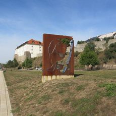 Kovová plastika Maxipes Fík na nábřeží v Kadani