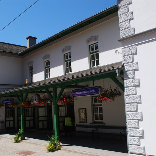 Aufnahmsgebäude und Lokschuppen