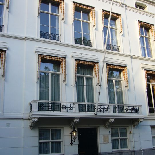 Statig woonhuis van harmonische architectuur