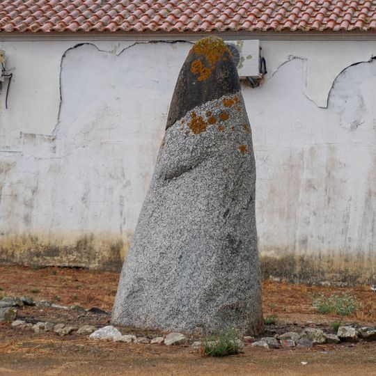 Menir na courela da Casa Nova