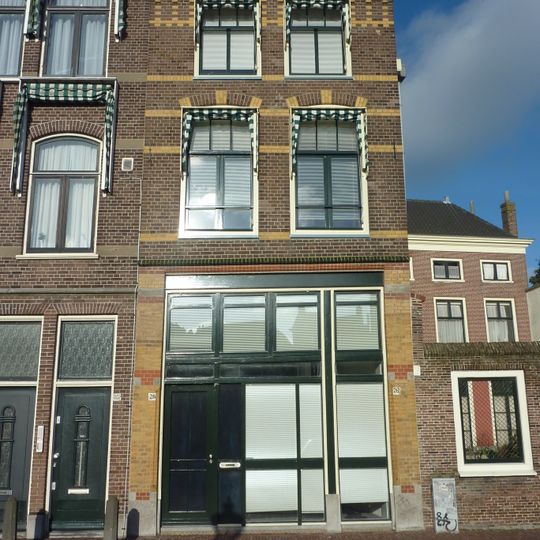 Pand met gevel met rechte kroonlijst, beneden ramen tot de grond