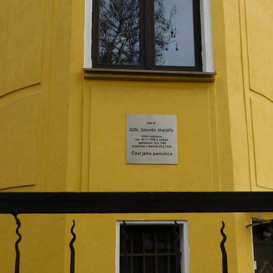 Pamětní deska Zdeňka Mejstříka na domě Na Hřebenkách 1320/40 na Smíchově