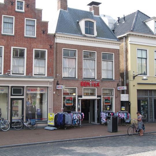 Pand met verdieping onder hoog schilddak boven de voorbouw met twee forse schoorstenen