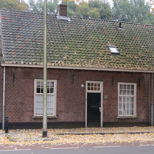 Wevershuisje bestaande uit begane-grond met pannen zadeldak