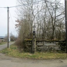 Kříž ve Velenovech u křižovatky u zdi