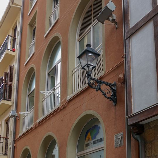 Casa Menditxo Enparantza 8 / Arnao Generalaren 7