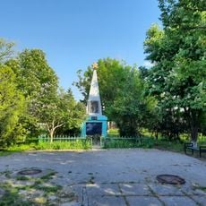 Monument la mormântul comun al ostașilor și în memoria consătenilor căzuți în război (1941-1945)