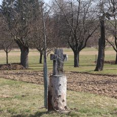 Dřevěný kříž v sadu u Zárubic