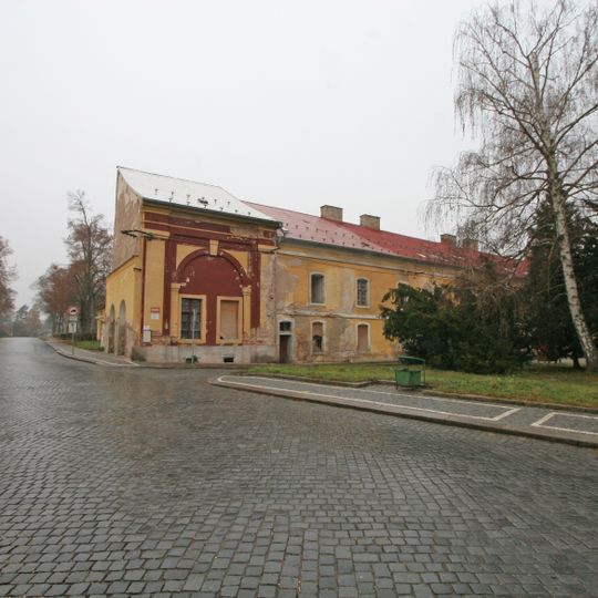 Kasárna jednoduchá Okružní 238 a torzo Hradecké brány