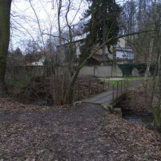 Lávka přes Únětický potok u rozcestníku Svojsíkovy sady