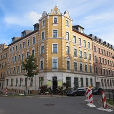 Mietshaus in geschlossener Bebauung in Ecklage mit Laden Dorotheenstraße 14