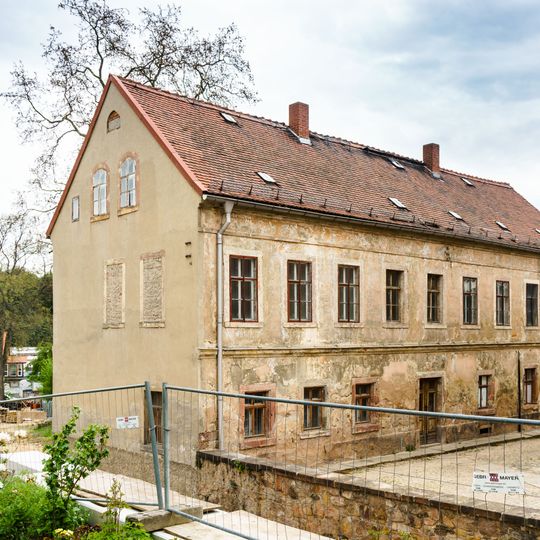 Ehemaliges Fabrikgebäude mit Garten und Einfriedung, später Wohnhaus Gustav-Wolf-Straße 8