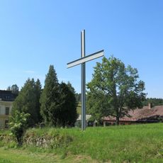 Kovový kříž na místě zničeného kostela v Brtníkách