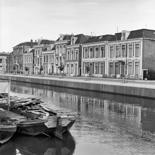 Twee bouwlagen tellend blokvormig pand