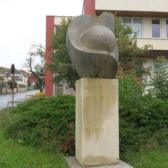 Kamenná plastika v Mezibořské ulici v Litvínově
