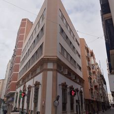 Edificio de locales y viviendas