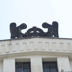 Sousoší andělů s křížem na štítě kostela Nejsvětějšího Srdce Páně na Vinohradech