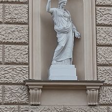 Socha vlevo v nice na průčelí budovy uměleckoprůmyslového muzea v Brně