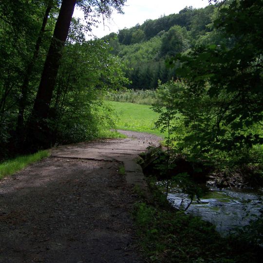 Můstek přes Šárecký potok jihozápadně od Vizerky