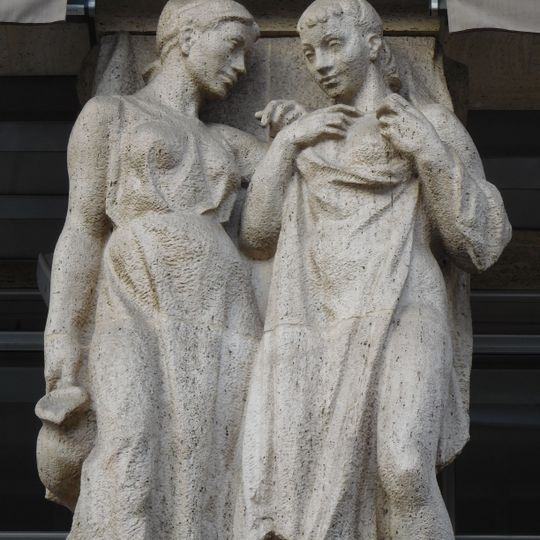 Sochy vpravo na balkonu hotelu Jalta na Václavském náměstí