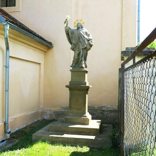 Socha svatého Jana Nepomuckého u kostela ve Veliké Vsi