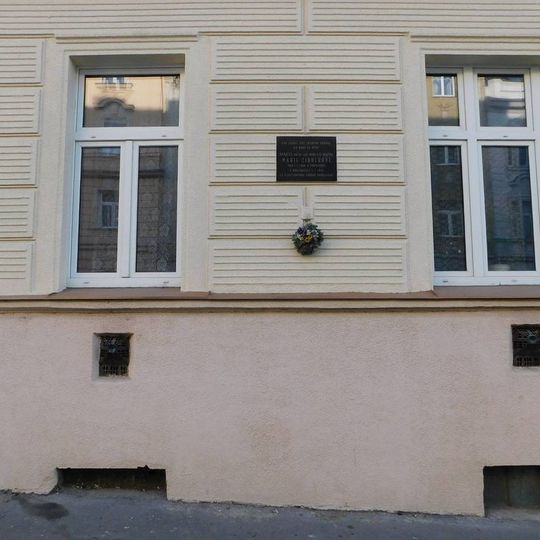 Pamětní deska Marie Cibulkové na domě Sinkulova 511/46 v Praze