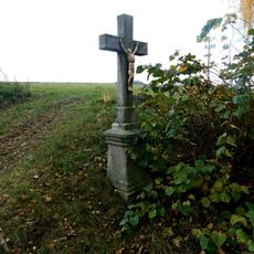 Kříž u silnice na západním okraji Chýšky