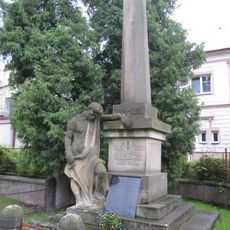 Pomník padlým v 1. sv. válce před pivovarem ve středu Kounic