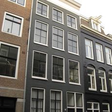 Pand met gevel onder rechte lijst goede roedenverdeling