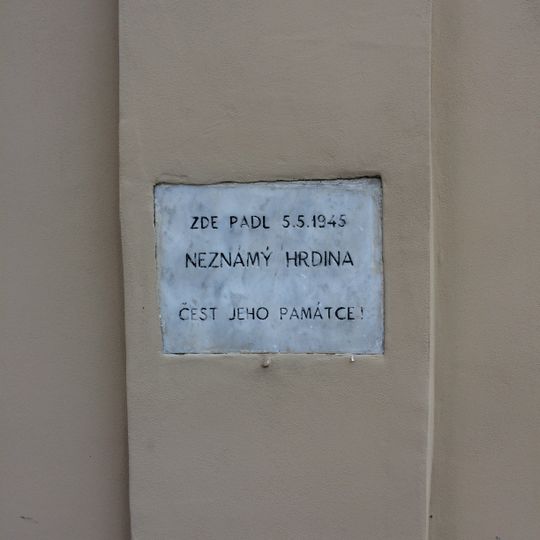 Pamětní deska neznámému hrdinovi na zdi vozovny Žižkov