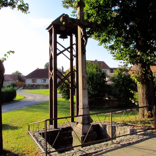 Kříž u zvonice v Koutech