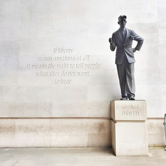 Estatua de George Orwell