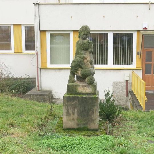 Socha Mateřství u školky v Kollárově ulici v Bohosudově