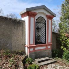 Kaplička ve zdi klášterní zahrady na Svaté Hoře