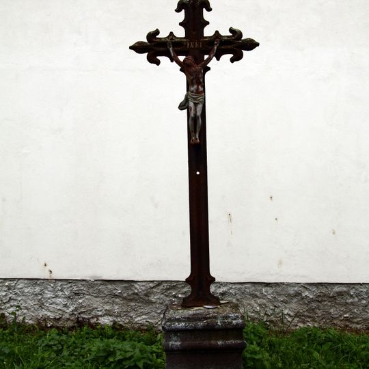 Kříž u zdi v zadním traktu kláštera v Milevsku