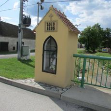 Kaplička se sochou sv. Jana Nepomuckého ve Stonařově