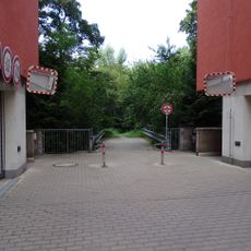 Most přes náhon Botiče u ulice Podle náhonu mezi čo. 53 a 55