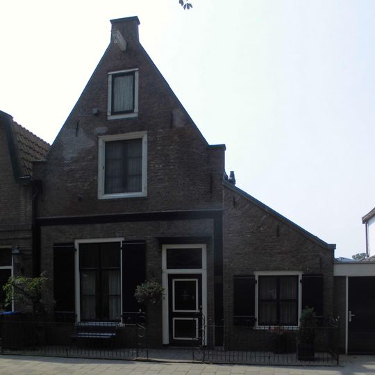 Pand met tuitgevel aan de straatzijde