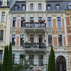 Mietshaus in geschlossener Bebauung mit Vorgarten Augustastraße 32