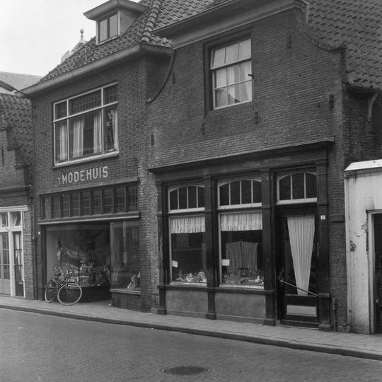 Pand met afgeknotte ingezwenkte halsgevel