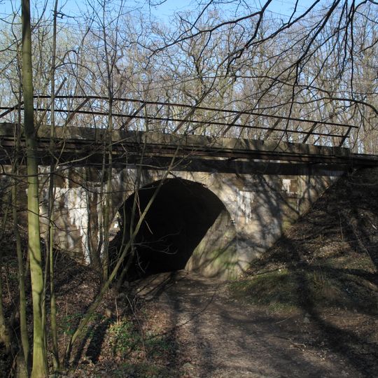 Železniční most u hranice Prahy a Úval