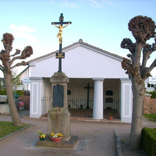 Friedhofskapelle, drei Betkreuze, ein Grabmal und Kriegerdenkmal für die Gefallenen des Zweiten Weltkrieges Kamenzer Straße