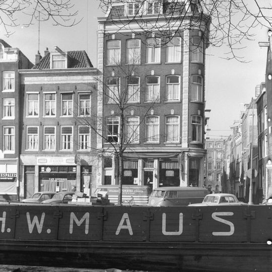 Pand met gevel onder rechte lijst