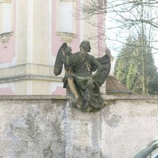 Socha na hřbitovní zdi v Karlovarské ulici v Klášterci nad Ohří