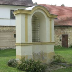 Kaplička na návsi v Zahořanech u Litoměřic